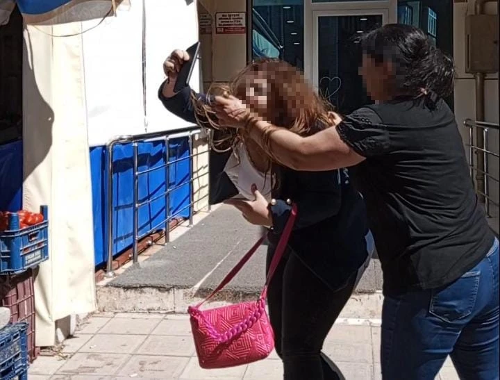 Kadınlar saç baş, erkekler tekmeli yumruklu birbirine girdi
