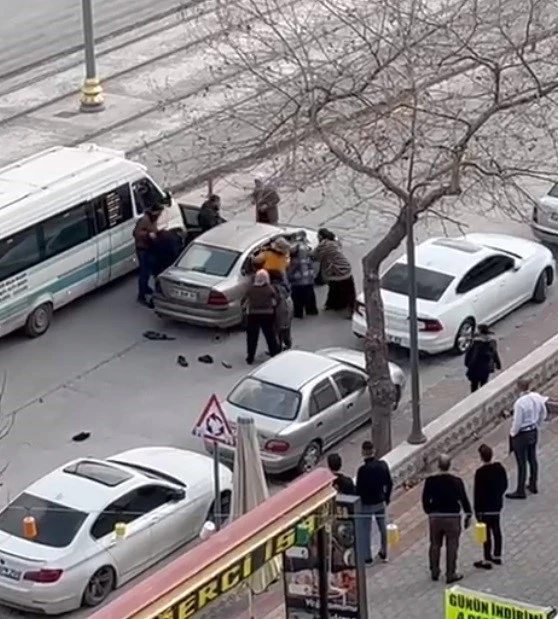 Kadınların otomobildeki şahıslarla kavga anı kamerada
