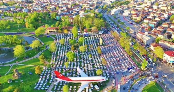 Kadir Gecesi’nde 5 bin masa kuruldu, 20 bin kişi iftar yaptı
