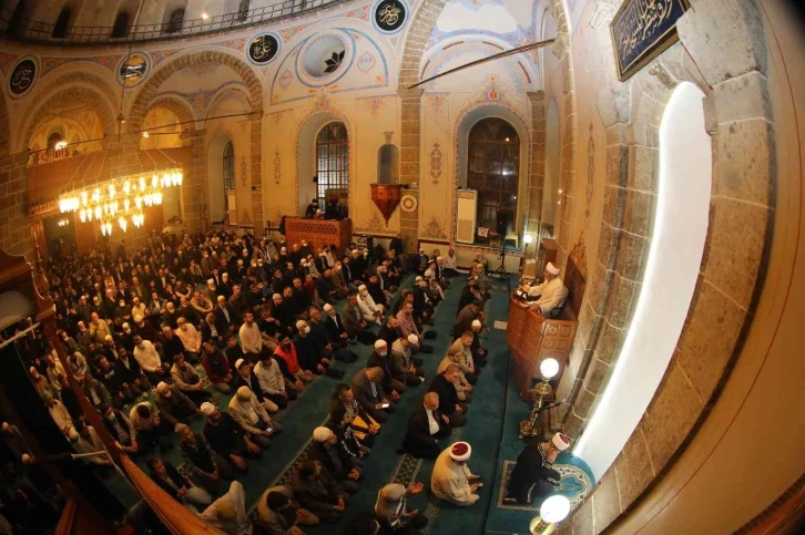 Kadir Gecesi’nde eller dua için semaya kalktı
