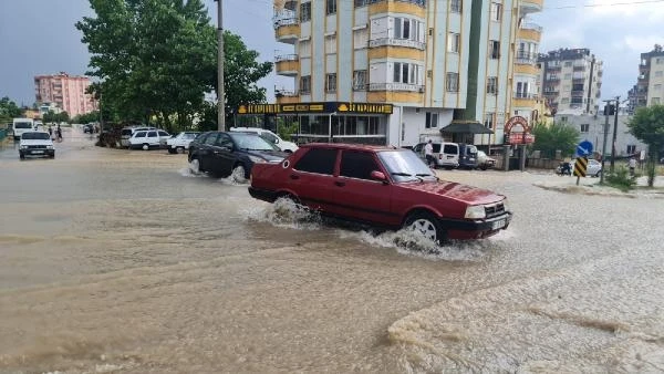 Kadirli'de sağanak; cadde ve sokaklar suyla doldu, Sumbas yolu kapandı