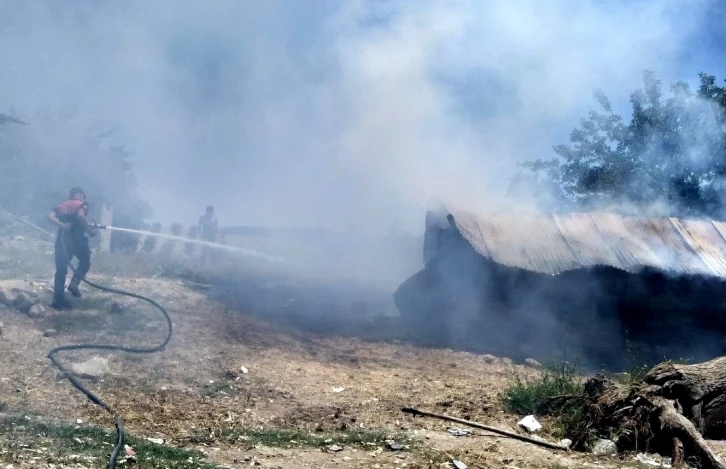 Kadirli’de samanlıkta çıkan yangın söndürüldü
