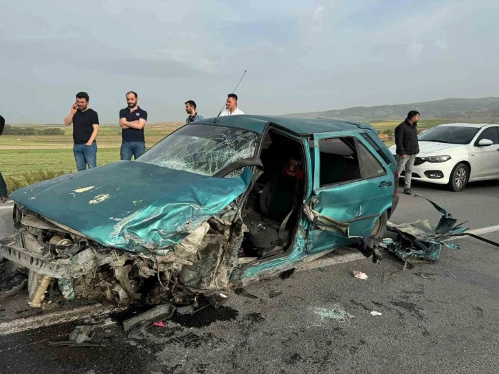 Kafa kafaya çarpışan otomobillerin sürücüleri yaralandı
