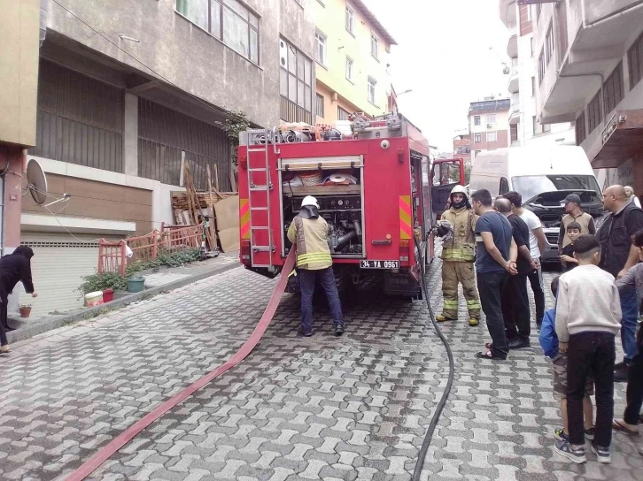 Kağıthane’de bir binada çıkan yangın, paniğe neden oldu
