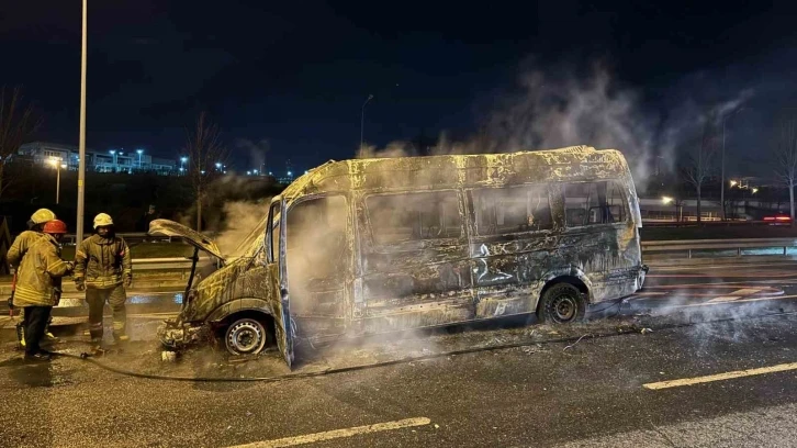 Kağıthane’de servis minibüsü yanarak kullanılamaz hale geldi
