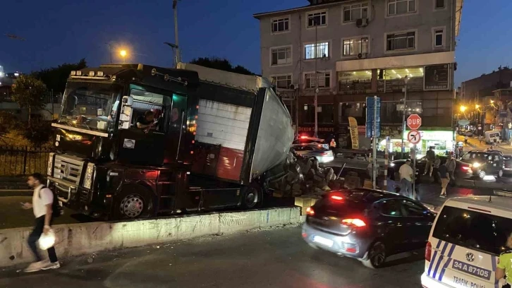 Kağıthane’de virajı alamayan tırın dorsesi yan yattı, tonlarca ürün yola saçıldı
