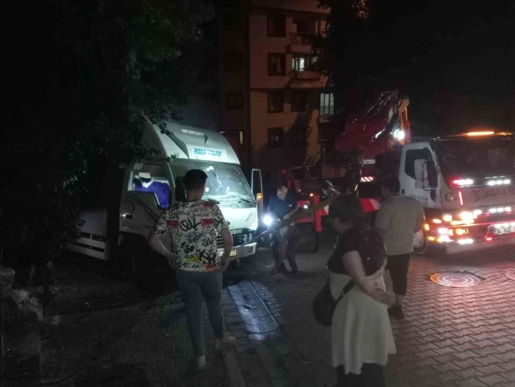 Kagıthane’de yokuş aşağı kaçan nakliye kamyonu devrilerek durabildi
