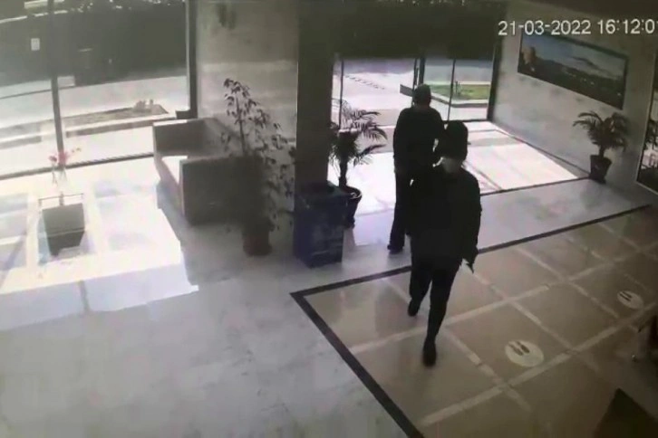 Kağıthane’de rezidanslara dadanan maskeli kadın hırsızlar kamerada