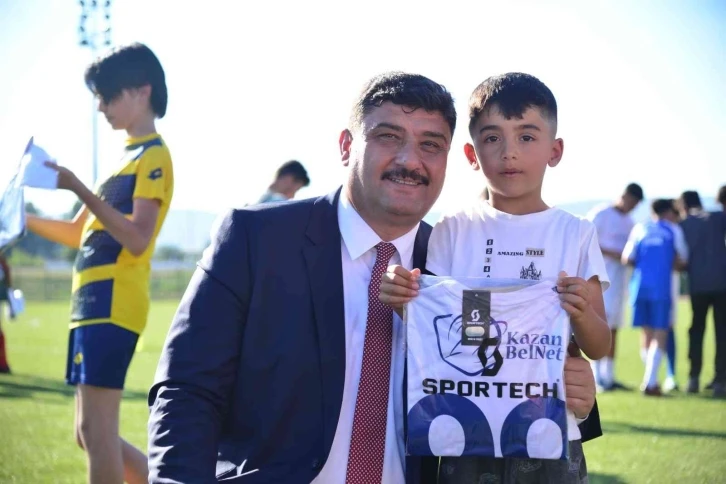 Kahramankazan Belediye Başkanı Oğuz, minik sporculara spor malzemesi hediye etti
