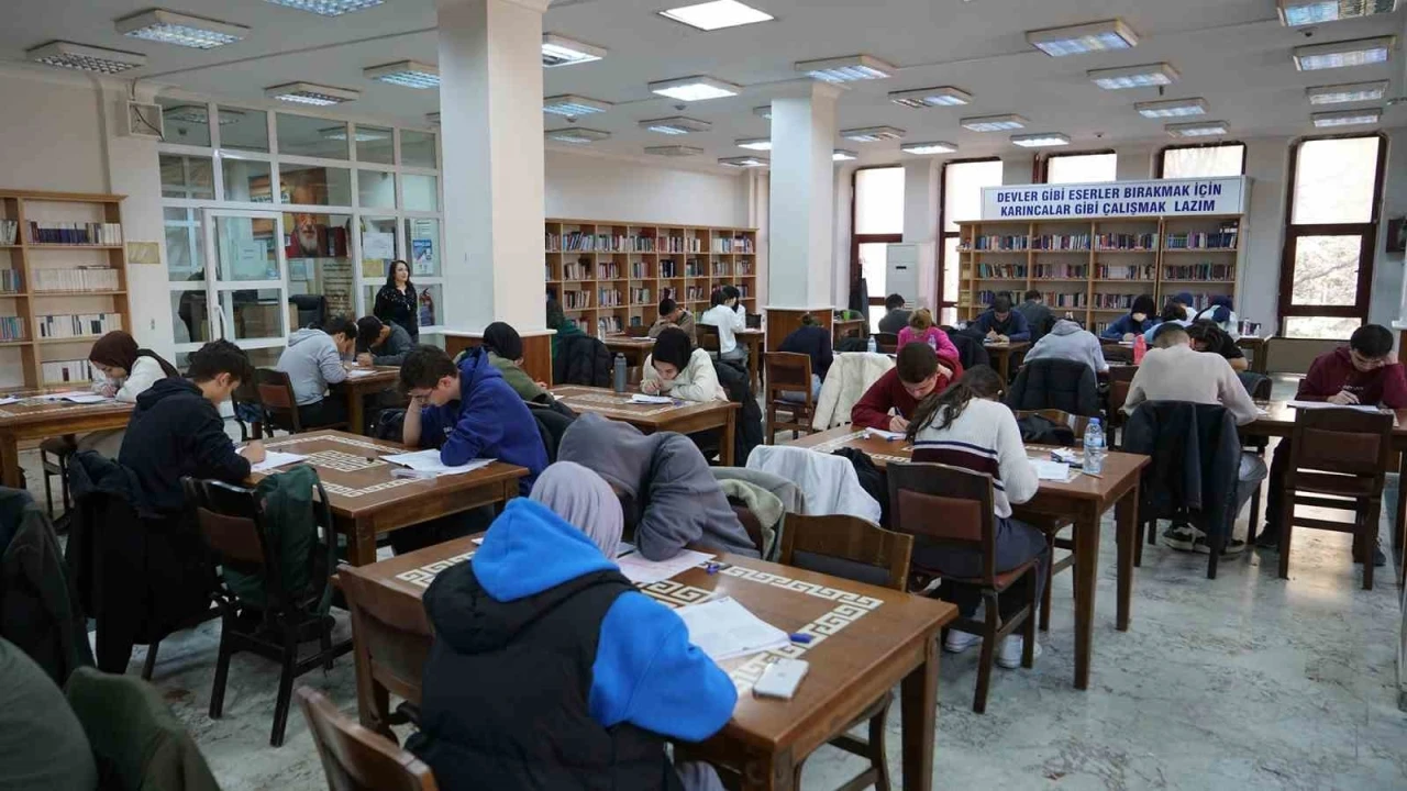 Kahramanmaraş Büyükşehir Belediyesi, üniversite adaylarının yanında
