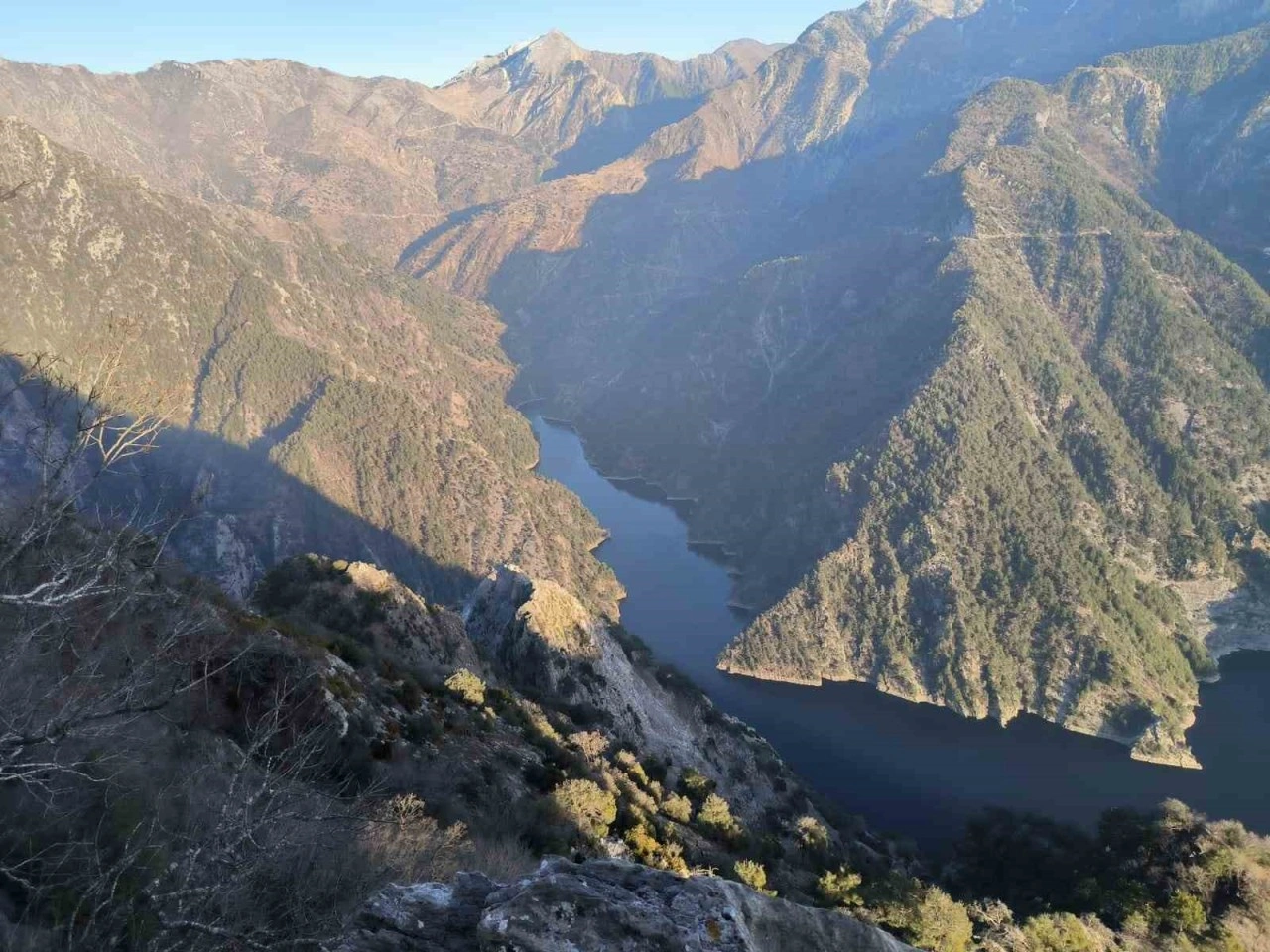 Kahramanmaraş’ta 400 metrelik uçurumdan yuvarlanan şahıs için arama çalışması başlatıldı