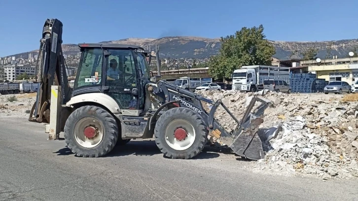 Kahramanmaraş’ta belediye ekipleri inşaat atıklarını kaldırıyor
