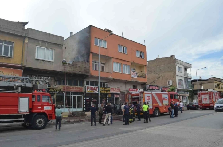 Kahramanmaraş’ta çocuklar damda oynarken yangın çıkarttı
