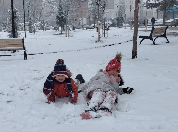 Kahramanmaraş’ta çocukların kar sevinci
