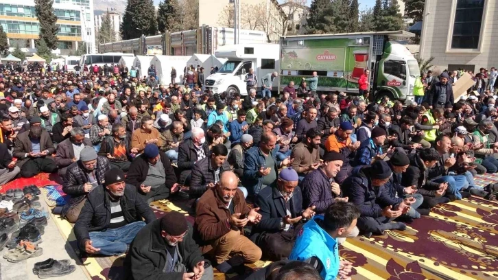 Kahramanmaraş’ta depremde ölenler için eller semaya açıldı
