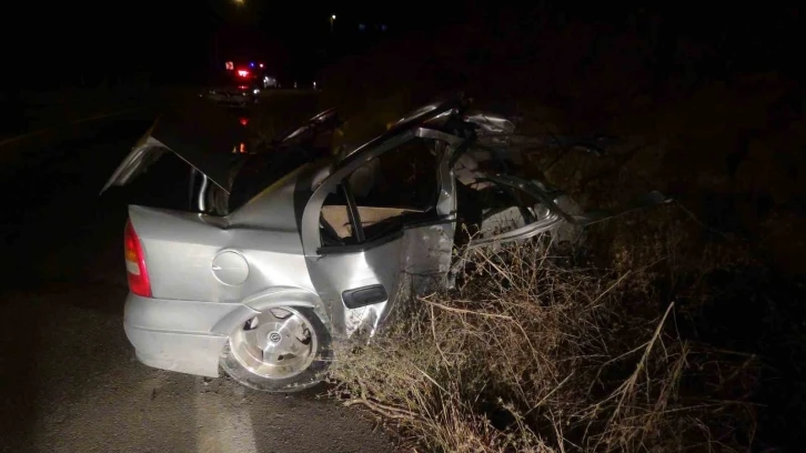 Kahramanmaraş’ta direğe çarpan otomobil ortadan ikiye ayrıldı: 1 ölü, 1 ağır yaralı
