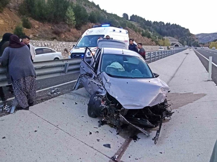 Kahramanmaraş'ta Direksiyon Hakimiyetini Kaybeden Araç Refüjdeki Bariyerlere Çarptı