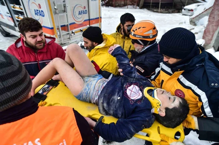 Kahramanmaraş’ta enkaz altında kalan minik Arda, depremden 22 saat sonra sağ olarak kurtarıldı
