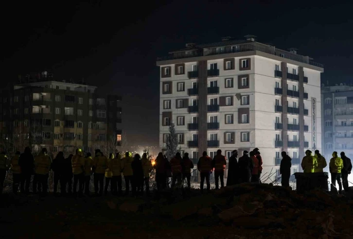 Kahramanmaraş’ta gece boyunca enkaz altındaki yakınlarından haber beklediler
