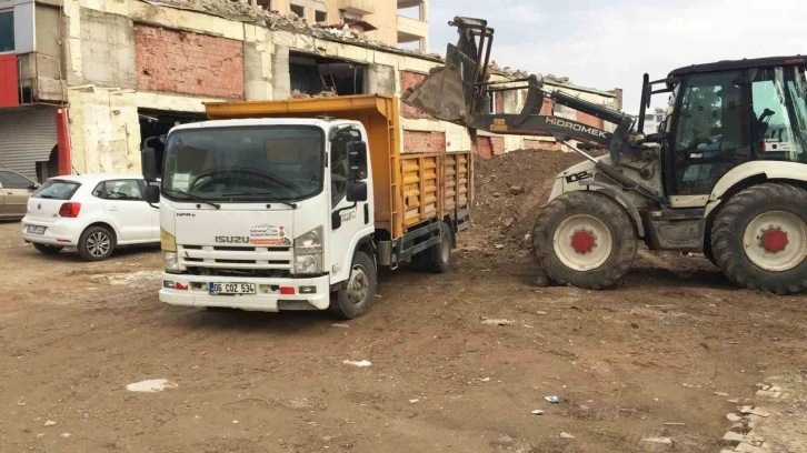 Kahramanmaraş’ta inşaat atıkları toplanıyor
