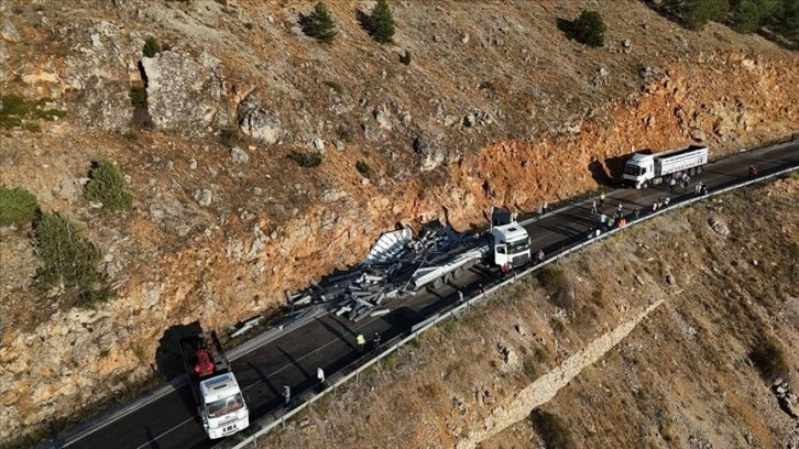 Kahramanmaraş'ta kumaş yüklü tırın devrilmesi sonucu yol trafiğe kapandı