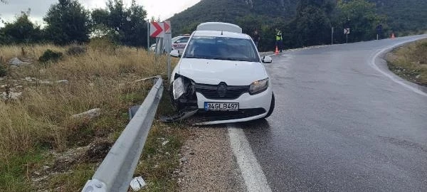 Kahramanmaraş’ta otomobil bariyere çarptı: 2 yaralı 