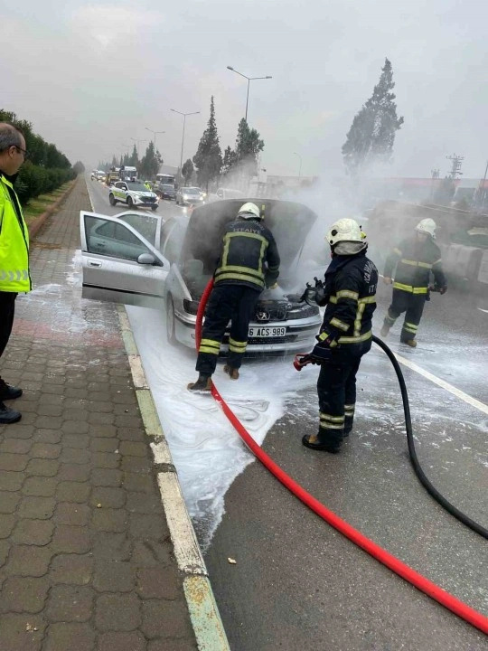 Kahramanmaraş’ta otomobil yangınını itfaiye söndürdü