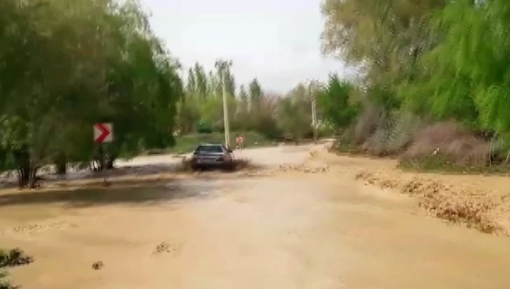 Kahramanmaraş’ta sağanak taşkına neden oldu, dolu tarım alanlarını vurdu
