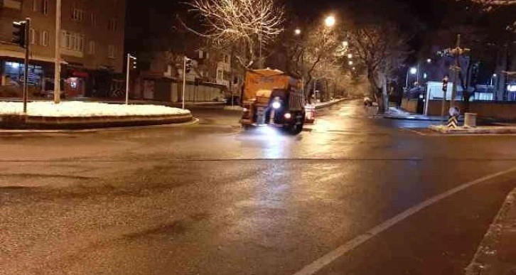 Kahramanmaraş’ta buzlanmaya karşı gece mesaisi