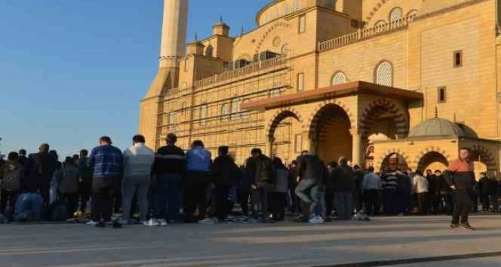 Kahramanmaraş’ta deprem sonrası ilk bayram namazı