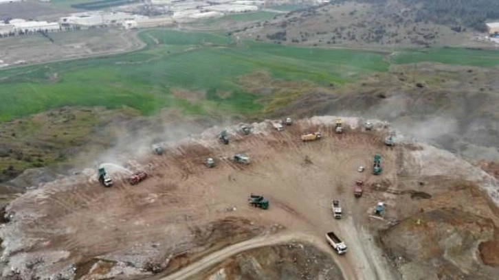 Kahramanmaraş’ta enkaz dağları yükselmeye devam ediyor