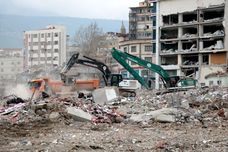 Kahramanmaraş’ta enkaz kaldırma çalışmaları sürüyor