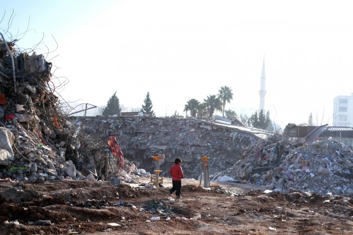 Kahramanmaraş’ta enkazların arasında çocuk olmak