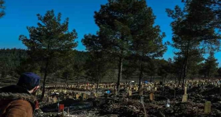 Kahramanmaraş’ta mezar yerlerini kaybetmek istemeyen aileler iz bırakıyor