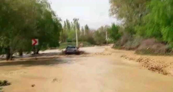 Kahramanmaraş’ta sağanak taşkına neden oldu, dolu tarım alanlarını vurdu