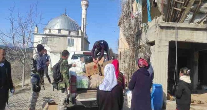 Kahramanmaraş’ta yardım malzemeleri depremzedelere ulaştırılıyor