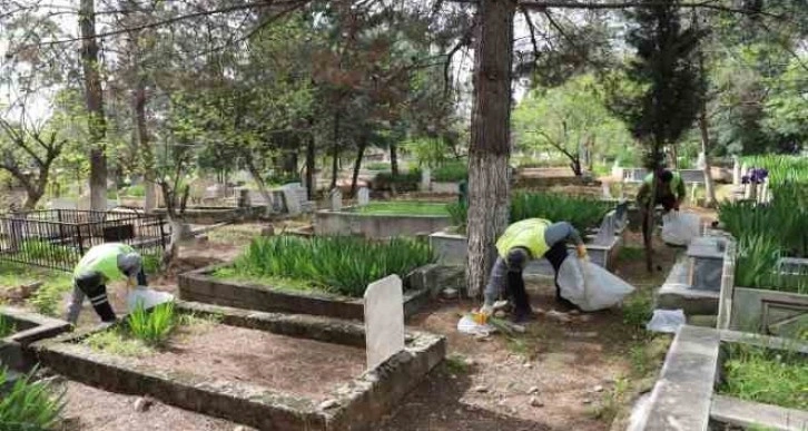 Kahta’da bayram öncesinde mezarlar temizlendi