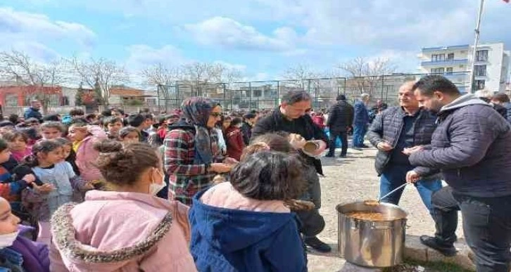 Kahta’da üzüm hoşafı dağıtıldı