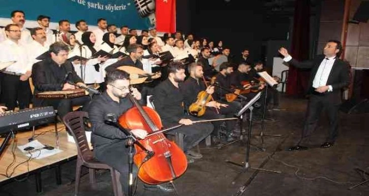 Kahta’daki öğretmenler korosu izleyicisinden tam not aldı