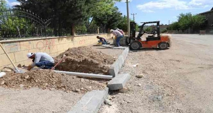 Kahta’nın işlek caddelerinde kaldırım çalışmaları başladı