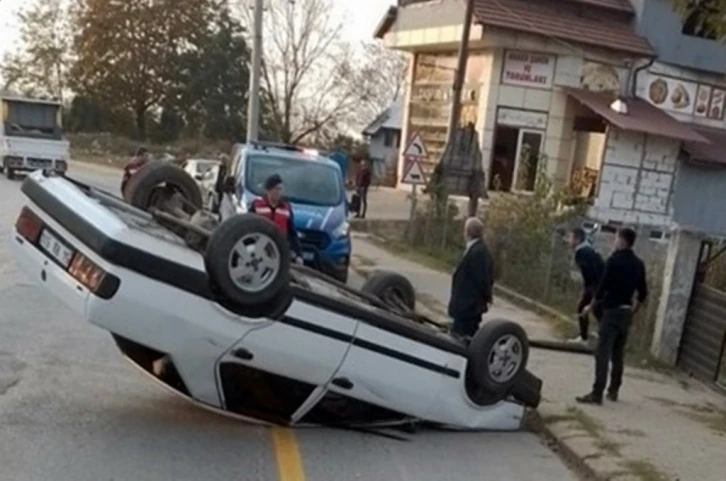 Kaldırıma çarpan otomobil takla attı: 1 yaralı
