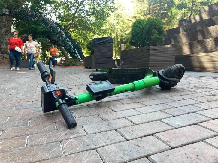 Kaldırıma düzensiz şekilde park edilen scooterlar yaya geçişini engelliyor
