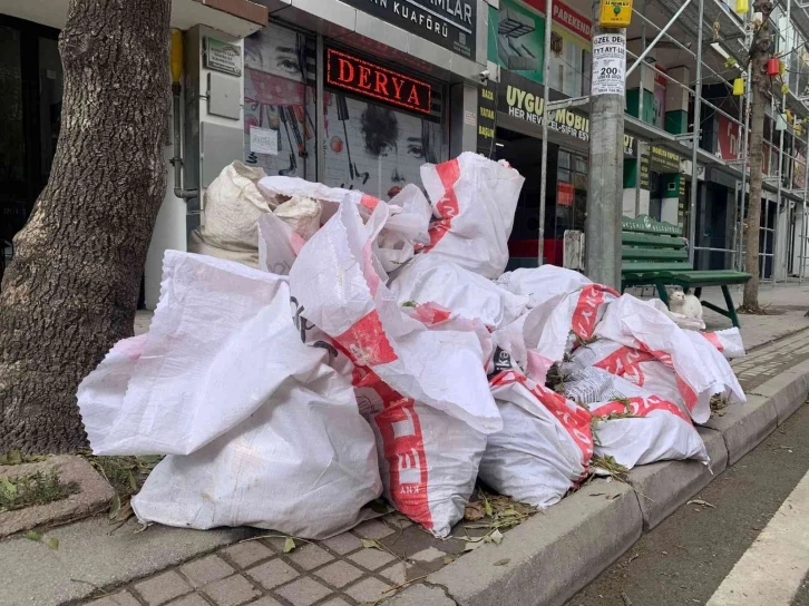 Kaldırıma yığılan hafriyat torbaları geçişi engelliyor
