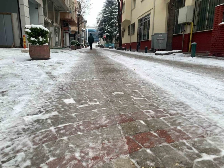 Kaldırımlar adeta buz pistine döndü
