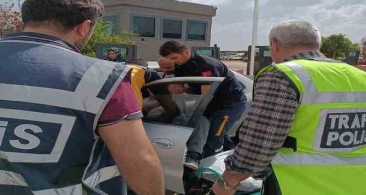 Kalp krizi geçiren sürücüye polislerden hayat kurtaran müdahale