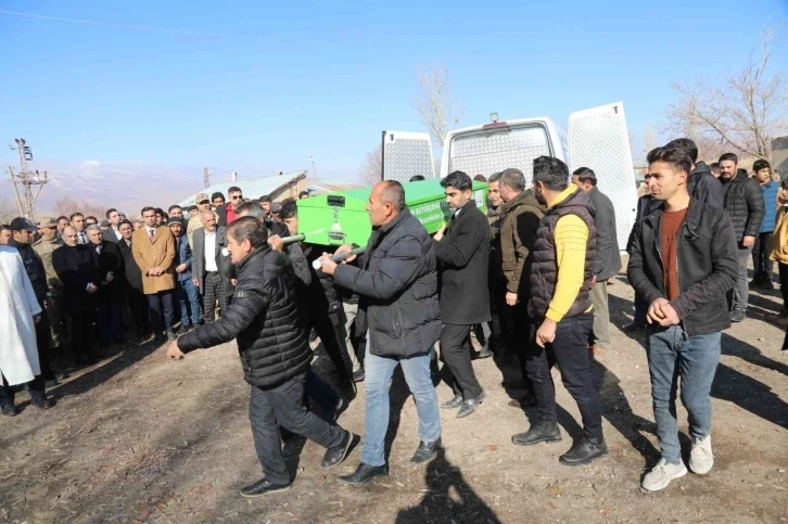 Kalp krizi sonucu hayatını kaybeden lise öğrencisi gözyaşları arasında toprağa verildi
