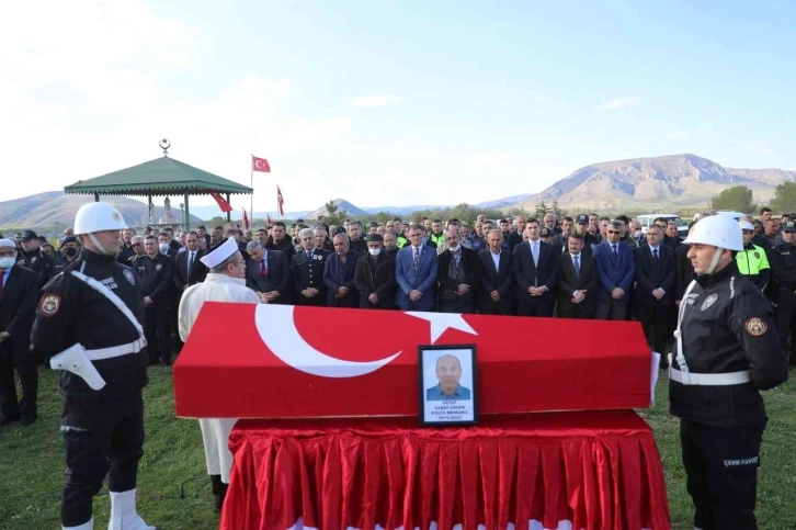 Kalp krizi sonucu hayatını kaybeden polis memuru toprağa verildi
