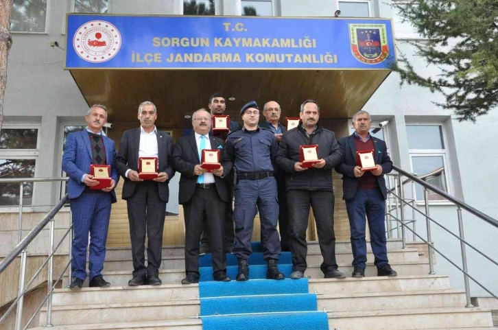 Kamera taktıran muhtarlar plaketle ödüllendirildi
