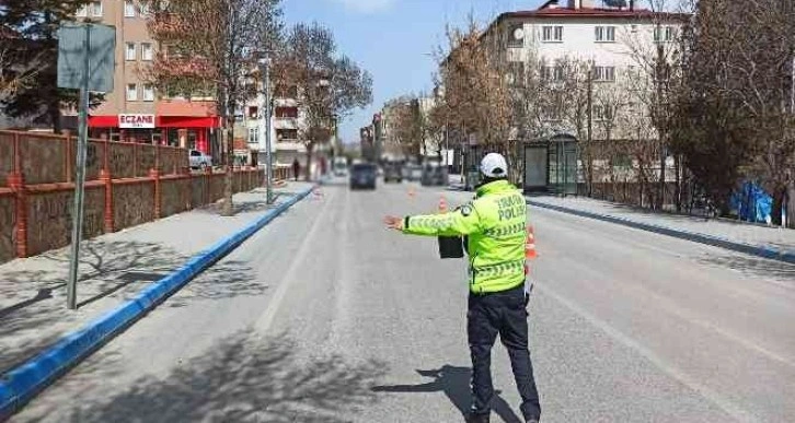 Kamera yok diye kırmızı ışıkta geçenler sivil ekibe yakalandı