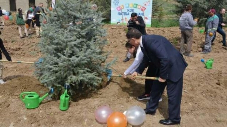 Kamu Başdenetçisi Malkoç, ilkokul öğrencileriyle bir araya gelerek ağaç dikti